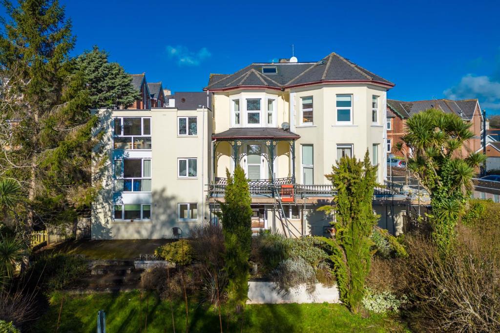 Lot: 53 - VACANT TWO-BEDROOM FLAT WITH SEA VIEWS - General view of rear of building